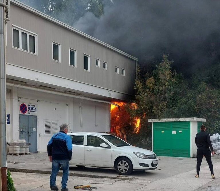 Vatrogasci su u 17 sati ugasili požar skladišta u Srebrenom