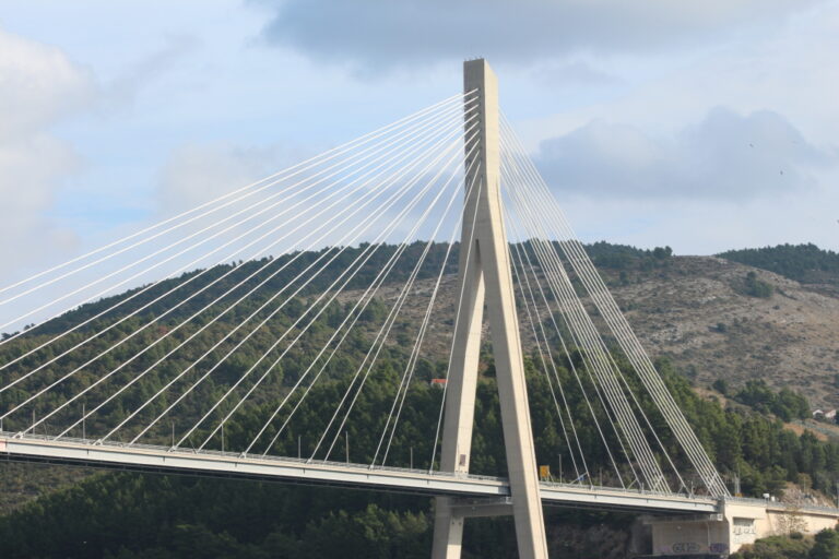 Bura i dalje stvara poteškoće u prometu