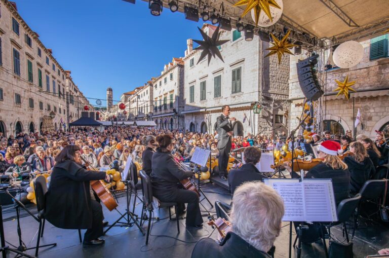 PROSLAVA SE NASTAVLJA U podne na Stradunu prvi ovogodišnji koncert dubrovačkog stogodišnjaka